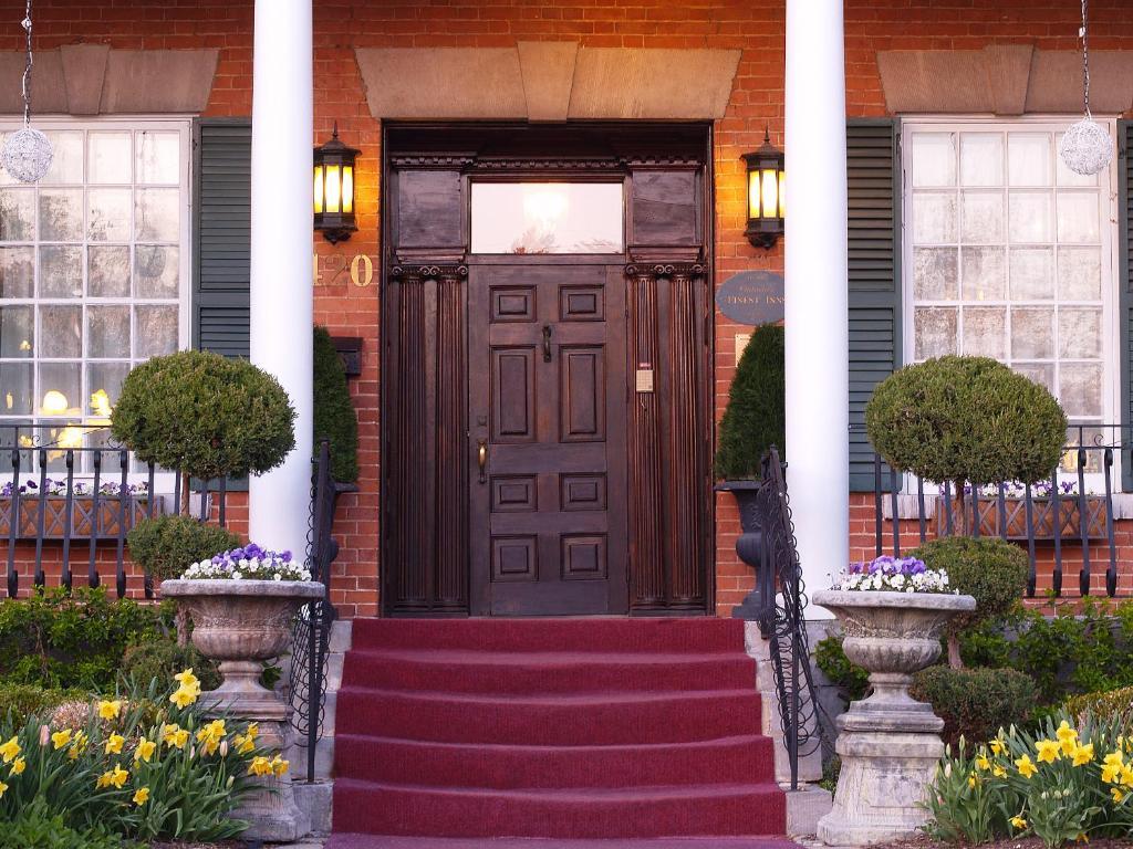 The Woodlawn Inn Cobourg Exterior foto